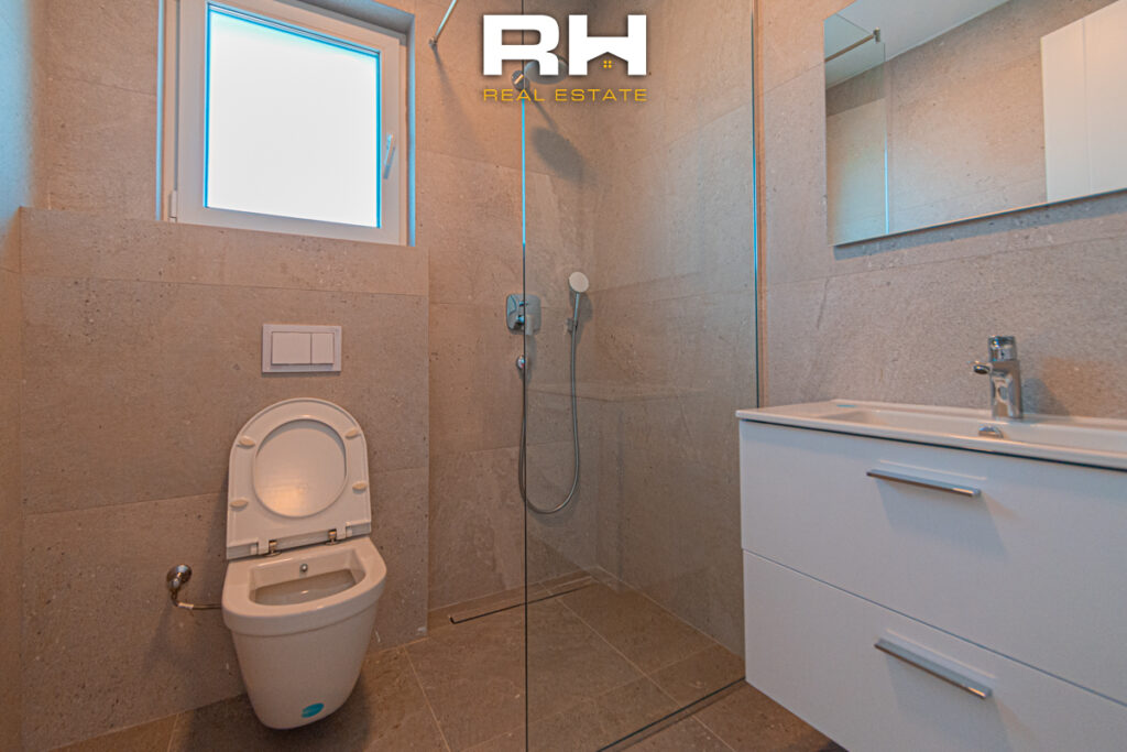 Shtëpi 243m² në SHITJE në lagjen Priam Village
