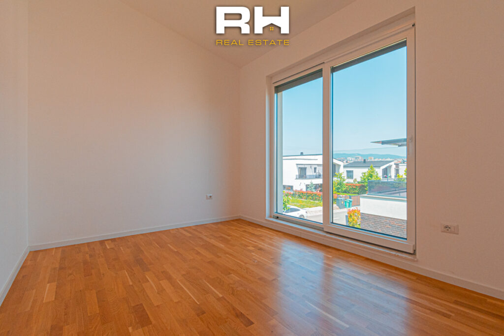 Shtëpi 243m² në SHITJE në lagjen Priam Village