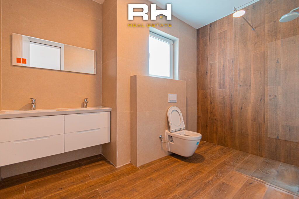 Shtëpi 243m² në SHITJE në lagjen Priam Village