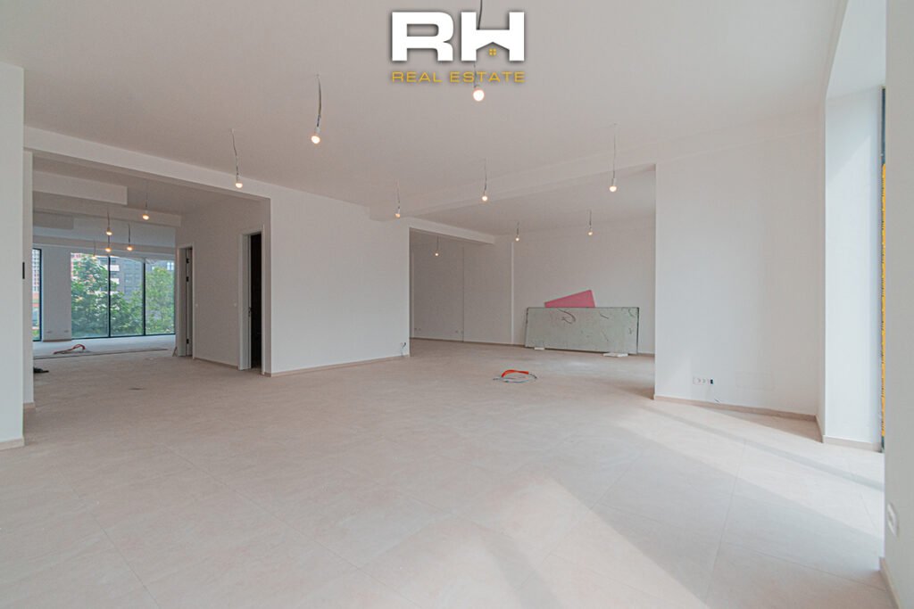 Zyre 228m² me #QIRA te Rruga C