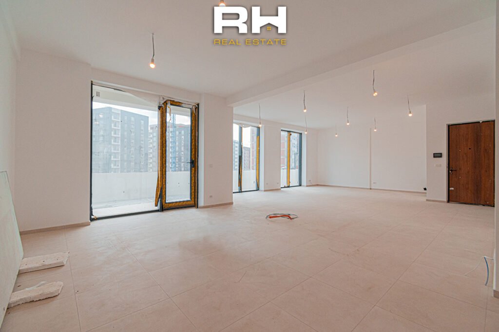 Zyre 228m² me #QIRA te Rruga C