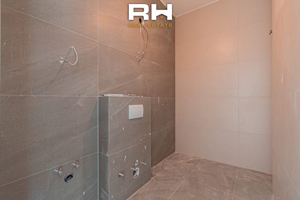 Zyre 228m² me #QIRA te Rruga C