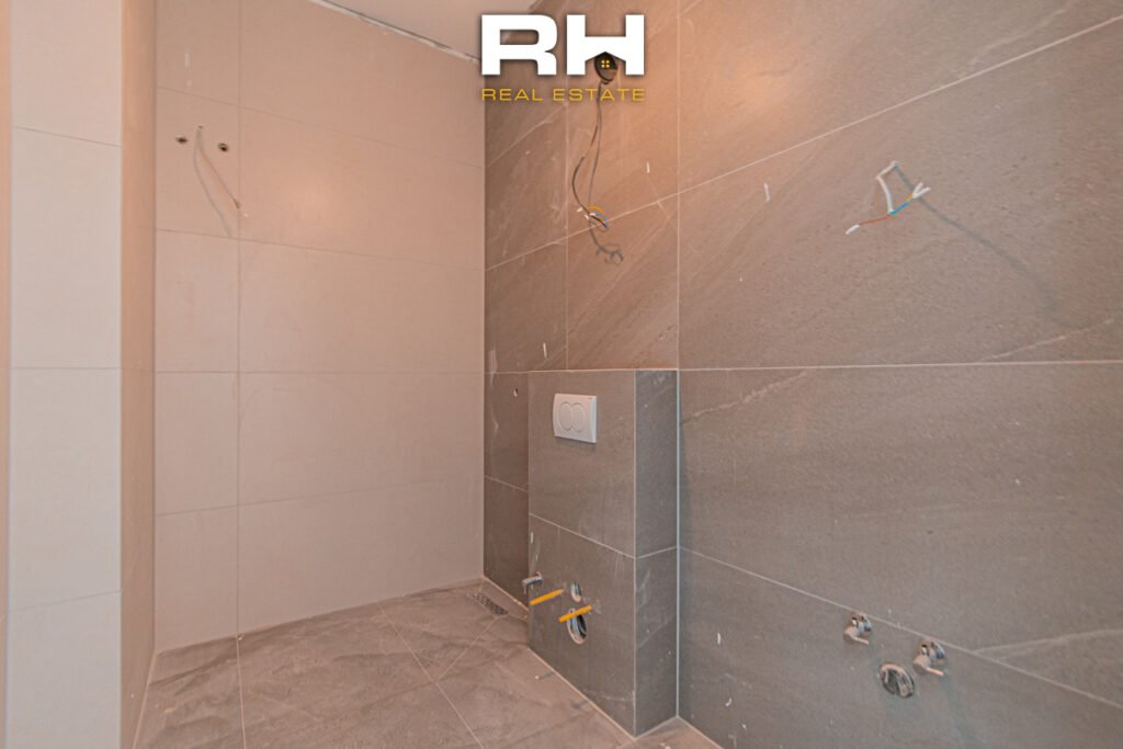 Zyre 228m² me #QIRA te Rruga C