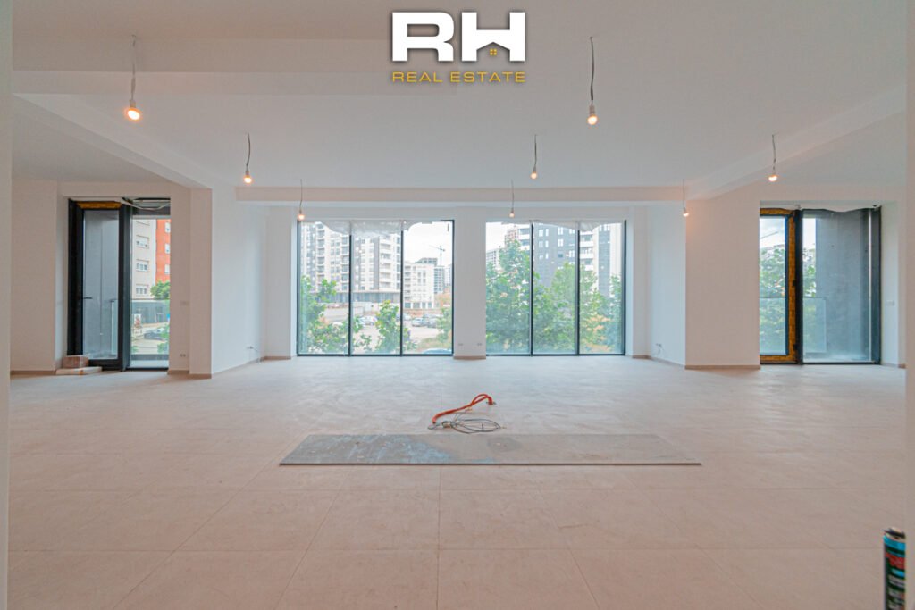 Zyre 228m² me #QIRA te Rruga C