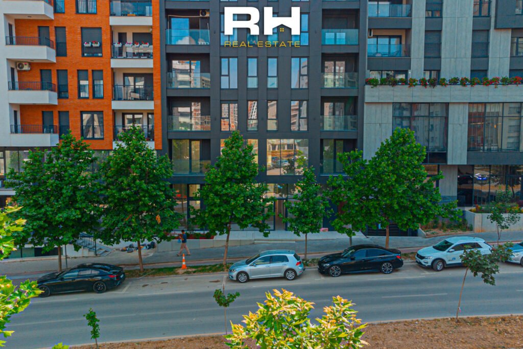 Zyre 228m² me #QIRA te Rruga C