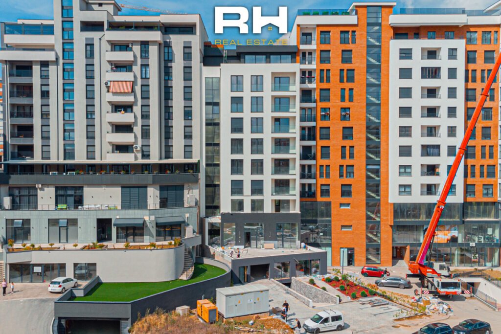 Zyre 228m² me #QIRA te Rruga C