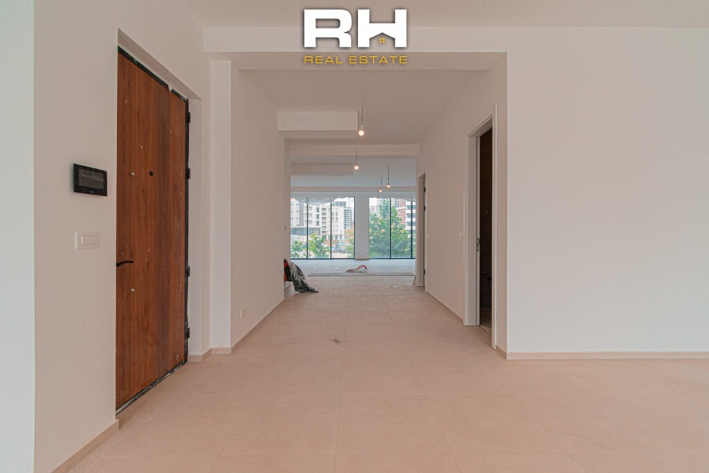 Zyre 228m² me #QIRA te Rruga C