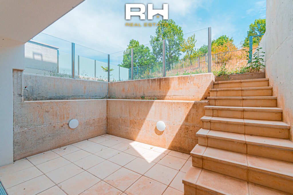 Shtëpi 330m² me #QIRA në Sofali