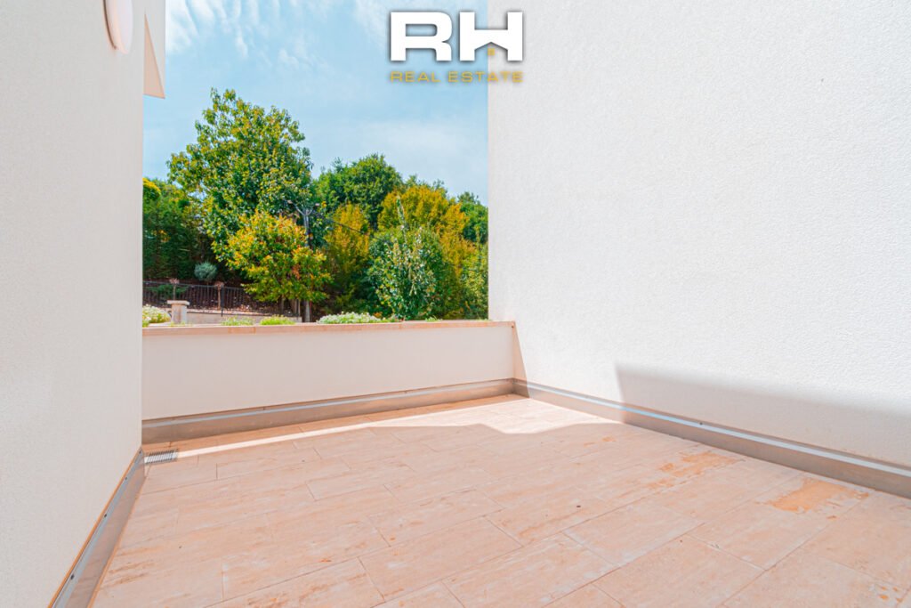 Shtëpi 330m² me #QIRA në Sofali