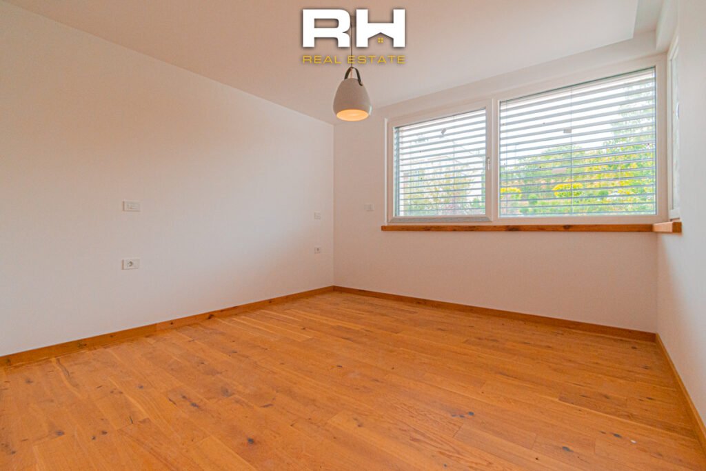 Shtëpi 330m² me #QIRA në Sofali