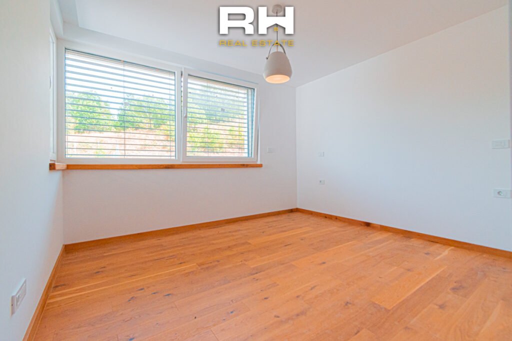 Shtëpi 330m² me #QIRA në Sofali