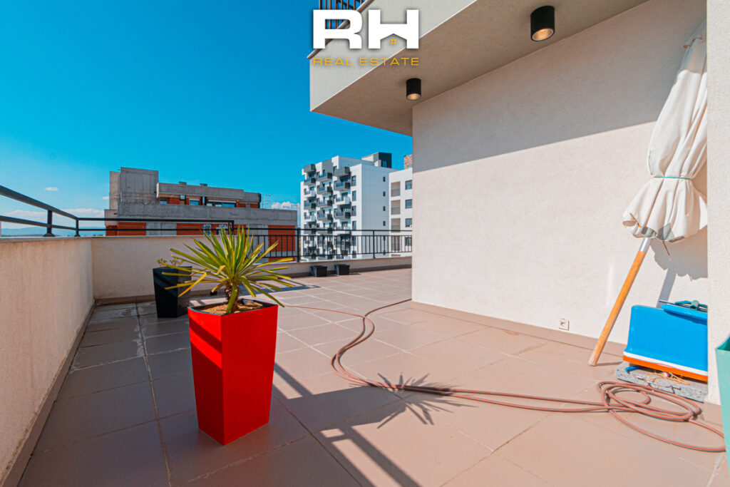 Penthouse 151.2m² + 70m² me #QIRA në Emshir