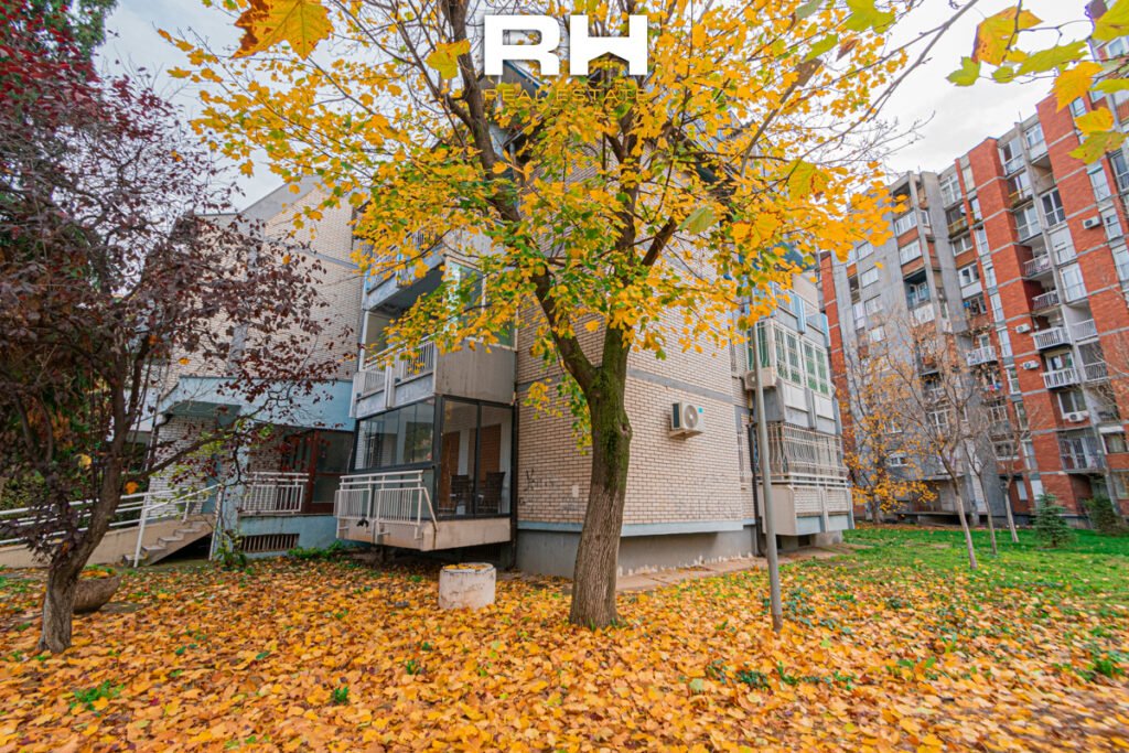 Lokal – Zyre 107m² me #QIRA në Dardani