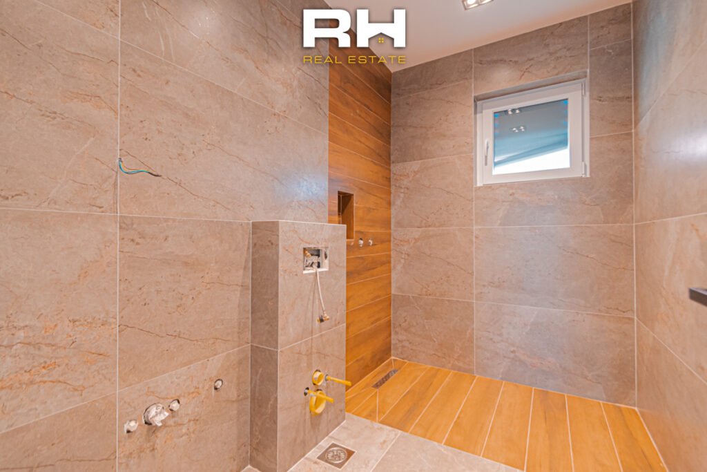 Shtëpi 296m² në SHITJE në Lagjen Qëndresa