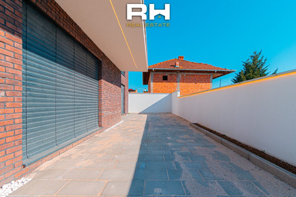 Shtëpi 296m² në SHITJE në Lagjen Qëndresa