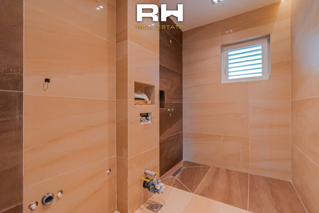 Shtëpi 296m² në SHITJE në Lagjen Qëndresa