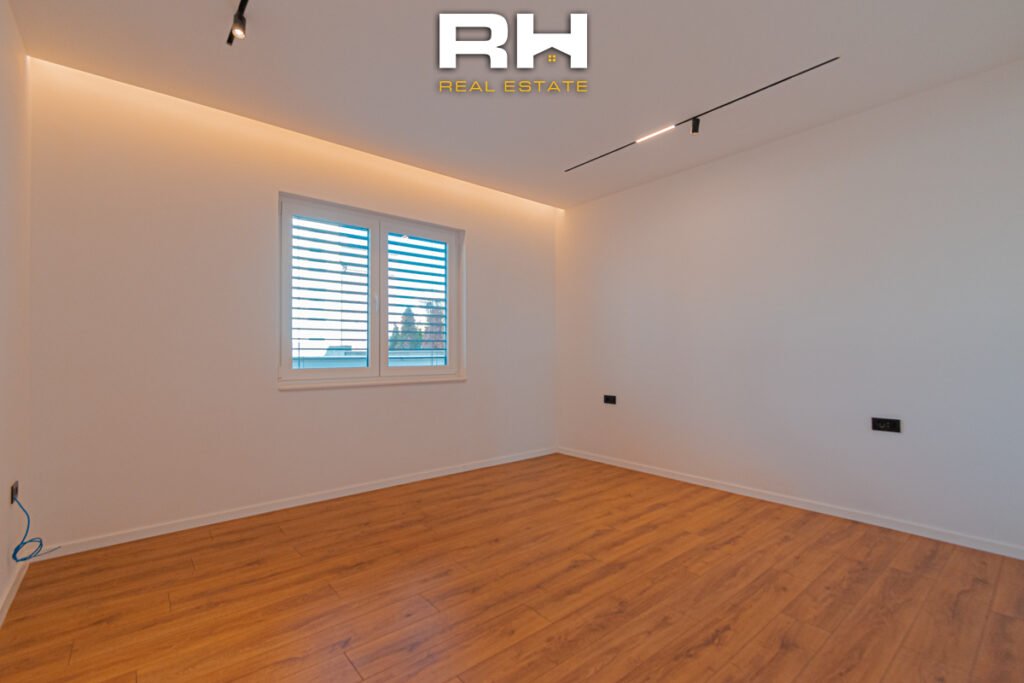 Shtëpi 296m² në SHITJE në Lagjen Qëndresa