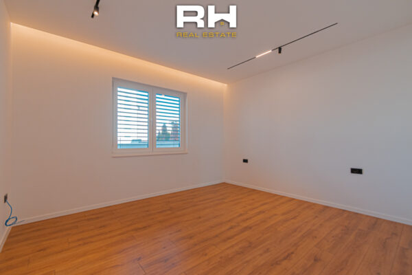 Shtëpi 296m² në #SHITJE në Lagjen Qëndresa