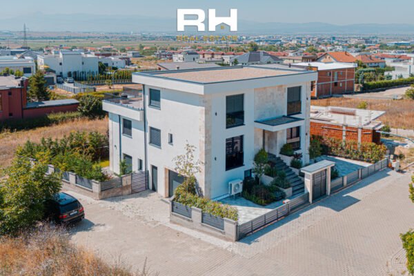 Shtëpi 550m² në #SHITJE në Veternik