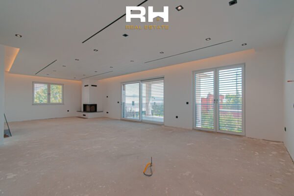 Shtëpi 550m² në #SHITJE në Veternik